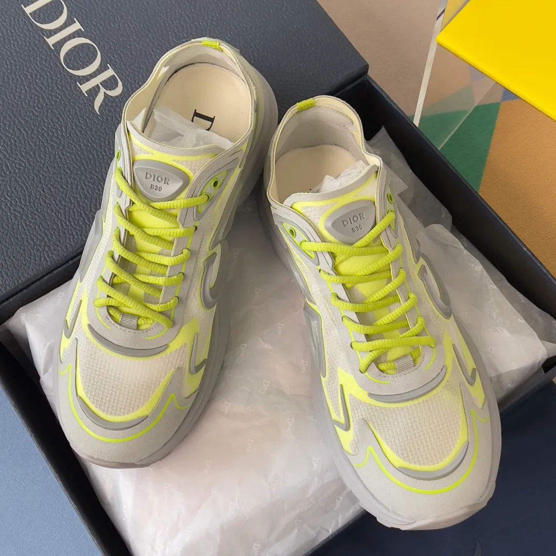 [DIOR] P: 560💰 Men's 39-44 (customized at 45.46) Dior Dior B30 series Countdown technology sneakers casual dad shoes This B30 Countdown technology sneaker is a new product in the 2026 spring men's wear series. The sports silhouette combines high-end logos and technological performance, making it unique. Lightweight and comfortable, it's inspired by modern running and crafted from materials like white and gray N30 nylon, a breathable technical fabric with multiple layers of translucence. Decorated with navy blue injection molded rubber panels and a graphic reinterpretation of the CD30 logo to enhance the style. Rubber Dior B30 and CD30 logos on the tongue and backside. The textured-effect sole is made from elastic rubber and foam and features classic details for ideal comfort. Can be matched with sportswear and casual outfits to create a sophisticated look. Exquisite packaging at the delivery counter 🛍📦 ▪️Fabric: original customized technical fabric + mesh ▪️Inner lining: customized breathable lining ▪️Outsole: original molded IP foam + TPU outsole ▪️Insole thickness: 3.5CM